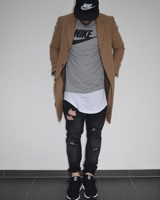 Какие длинные пальто носить с черными кроссовками