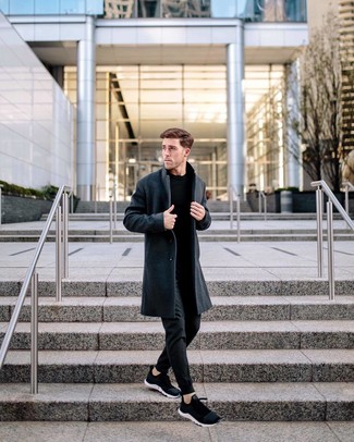 Какие длинные пальто носить с черными кроссовками