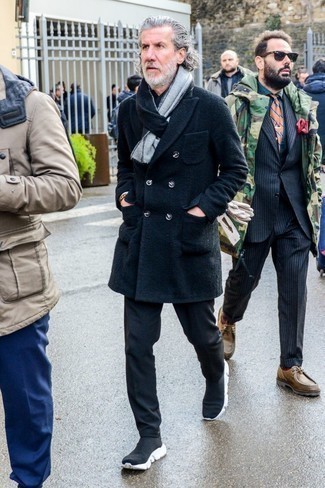 Какие длинные пальто носить с черными кроссовками