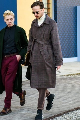 Какие длинные пальто носить с черными кроссовками