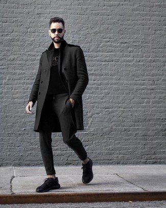 Какие длинные пальто носить с черными кроссовками