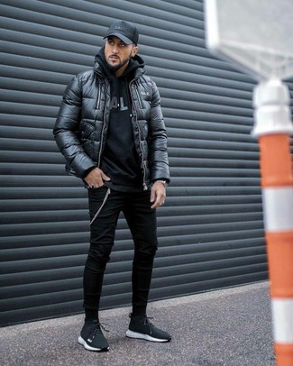 Какие куртки-пуховики носить с черными кроссовками мужчине