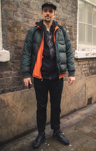 Какие куртки-пуховики носить с черными кроссовками мужчине