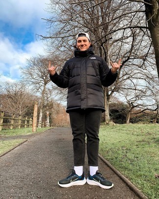 Какие куртки-пуховики носить с черными кроссовками мужчине