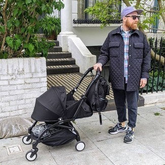 Какие куртки-рубашки носить с черными кроссовками мужчине