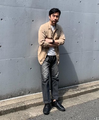 Какие куртки-рубашки носить с черными кроссовками мужчине