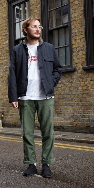 Какие куртки-рубашки носить с черными кроссовками мужчине