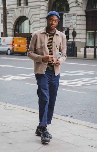 Какие куртки-рубашки носить с черными кроссовками мужчине