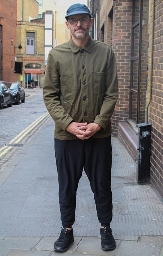 Какие куртки-рубашки носить с черными кроссовками мужчине