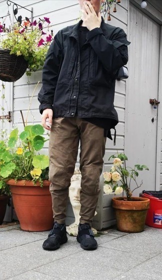 Какие куртки-рубашки носить с черными кроссовками мужчине