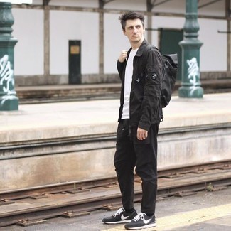 Какие куртки-рубашки носить с черными кроссовками мужчине