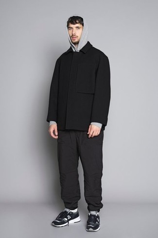 Какие куртки-рубашки носить с черными кроссовками мужчине