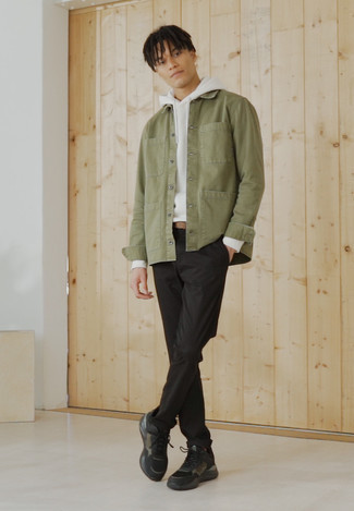 Какие куртки-рубашки носить с черными кроссовками мужчине