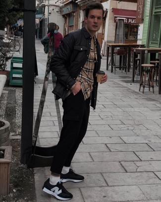 Какие куртки-рубашки носить с черными кроссовками мужчине