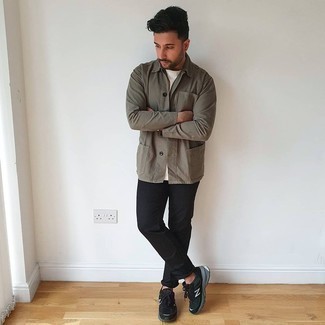 Какие куртки-рубашки носить с черными кроссовками мужчине