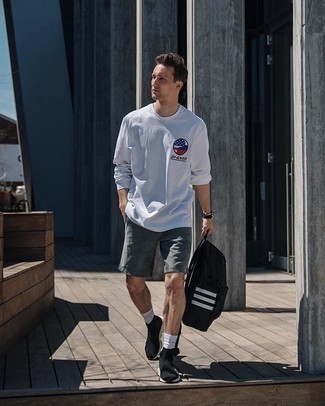 Какие шорты носить с черными кроссовками мужчине