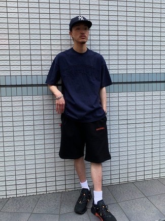 Какие шорты носить с черными кроссовками мужчине