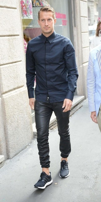 Какие спортивные штаны носить с черными кроссовками мужчине