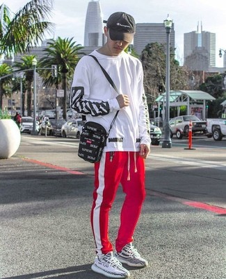 Какие спортивные штаны носить с черными кроссовками мужчине