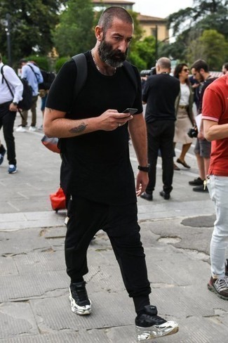 Какие спортивные штаны носить с черными кроссовками мужчине