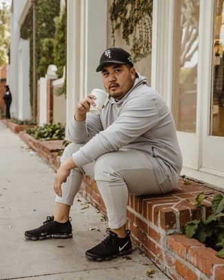 Какие спортивные костюмы носить с черными кроссовками мужчине