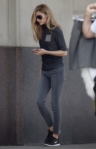 Какие водолазки носить с черными кроссовками женщине