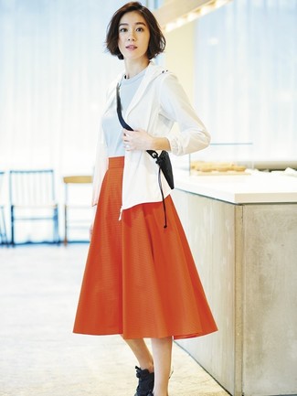 Какие ветровки носить с черными кроссовками женщине