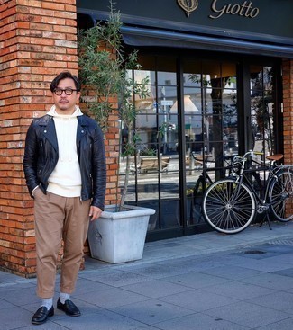 Как носить черную косуху с бежевыми брюками чинос