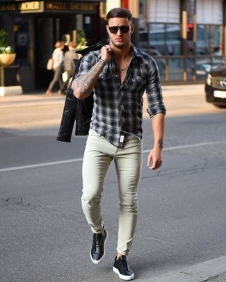 Как носить черную косуху с бежевыми брюками чинос