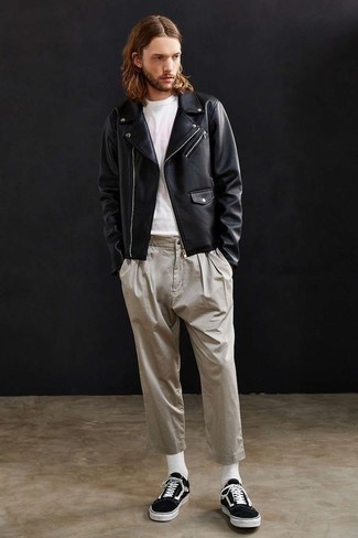 Как носить черную косуху с бежевыми брюками чинос