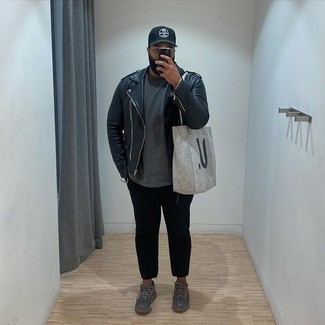 Как носить черную косуху с черными брюками чинос