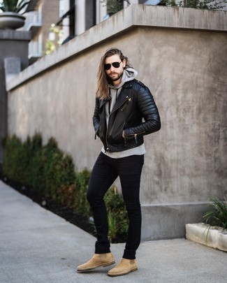 Как носить черную косуху с черными джинсами мужчине