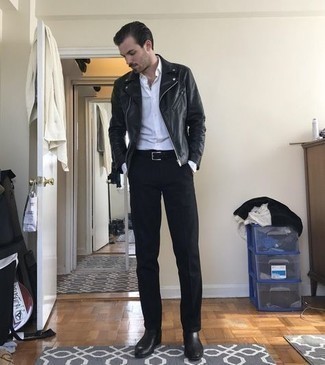 Как носить черную косуху с черными кожаными ботинками челси мужчине
