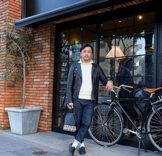 Как носить черную косуху с синими джинсами мужчине