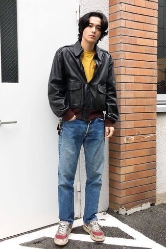 Как носить черную косуху с синими джинсами мужчине