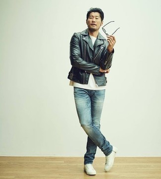 Как носить черную косуху с синими джинсами мужчине