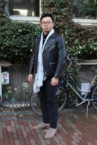 Как носить черную косуху с синими джинсами мужчине