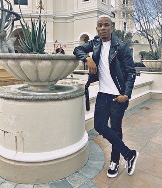 Как носить черную косуху с синими джинсами мужчине