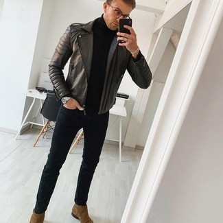 Как носить черную косуху с синими джинсами мужчине