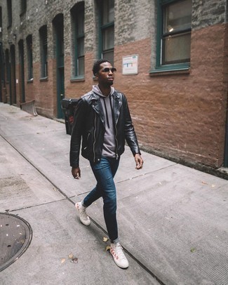 Как носить черную косуху с синими джинсами мужчине