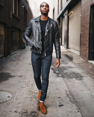 Как носить черную косуху с синими джинсами мужчине