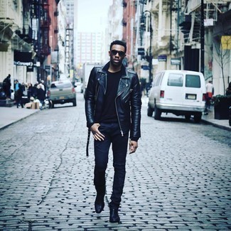 Как носить черную косуху с синими джинсами мужчине