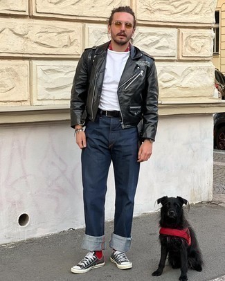 Как носить черную косуху с синими джинсами мужчине