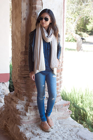 Как носить черную косуху с синими рваными джинсами женщине