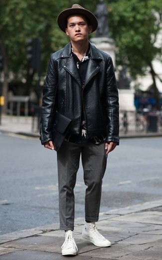 Как носить черную косуху с темно-серыми брюками чинос