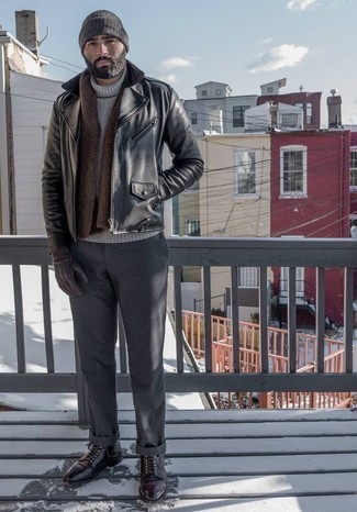 Как носить черную косуху с темно-серыми брюками чинос