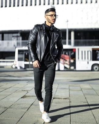 Как носить черную косуху с темно-серыми брюками чинос