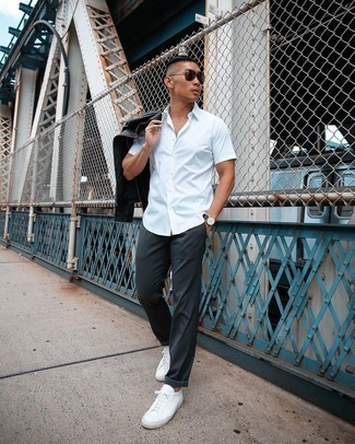 Как носить черную косуху с темно-серыми брюками чинос