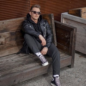 Как носить черную косуху с темно-серыми брюками чинос