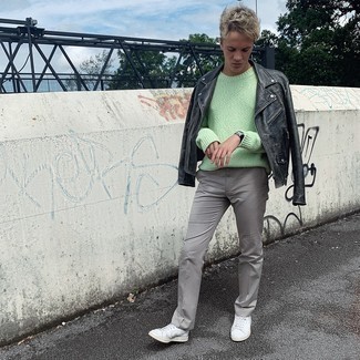 Как носить черную косуху с темно-серыми брюками чинос